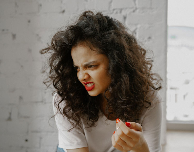 Expression faciale du dégoût : lèvre supérieure relevée, nez plissé et narines remontées et dilatées.